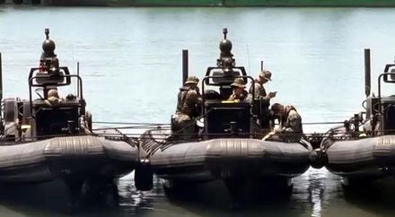 罕見！4艘海陸特種突擊艇飆進台東漁港　民眾驚呼：要打仗了嗎？