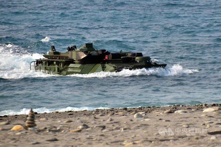 AAV7兩棲突擊車「首次破浪登陸台東海灘」　釣客超驚喜