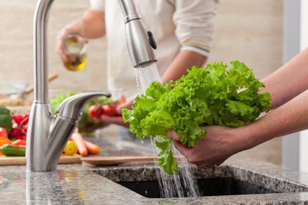 蔬果都用「這方法洗」最安心！營養師：鹽巴洗菜不乾淨反洗進農藥