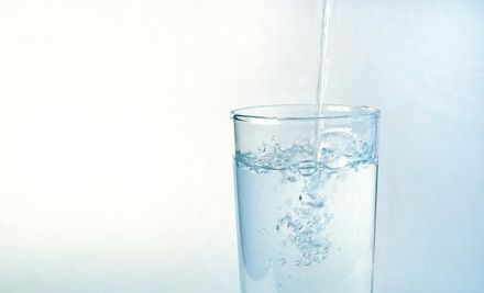 鹼性水沒那麼神！專家破解：與喝開水一樣　抗癌、排毒效果「聽聽就好」