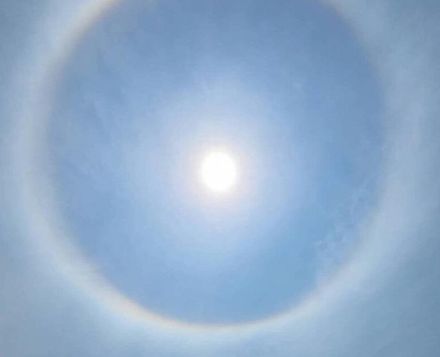 天文奇觀！澎湖人抬頭驚見「罕見日暈」　巨大光圈環繞太陽超吸睛