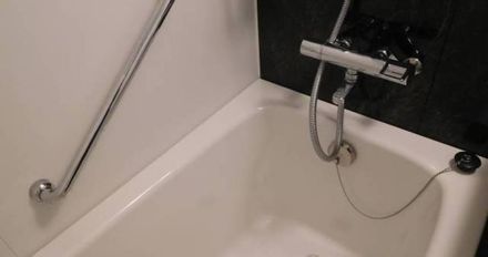 16歲少女邊洗澡邊講電話　下秒「充電手機掉進浴缸」慘觸電亡