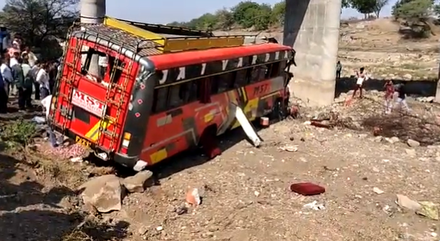 影/印度再傳重大車禍！巴士疑超載　失控墜橋釀22死