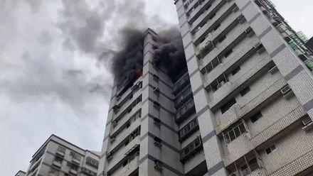影/林口麗園國宅驚傳火警　13樓住戶冒大量黑煙驚人