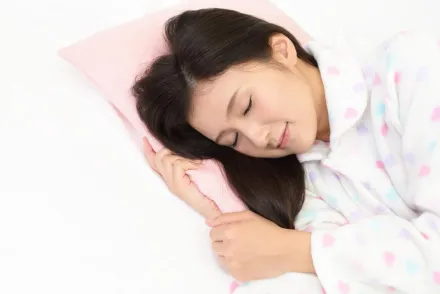 睡覺喜歡「手舉過頭頂」恐為身體警訊！醫曝「最佳放鬆睡姿」對脊柱更有感