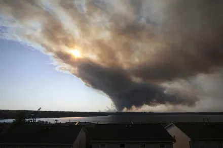 影/加拿大東部野火延燒威脅民眾安全　當局宣布緊急狀態1.6萬人逃離家園