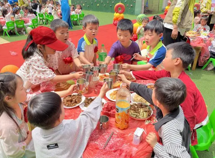 幼兒園「席開多桌」慶祝六一兒童節　萌娃嗨翻享「辦桌初體驗」