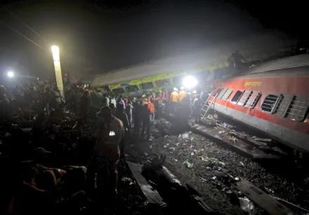 影/十多年來最嚴重！印度火車對撞已207死　數百年輕人醫院外排隊捐熱血