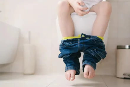 英調查「爸爸年平均躲廁所7小時」　醫示警：大便超過5分鐘恐釀嚴重後果