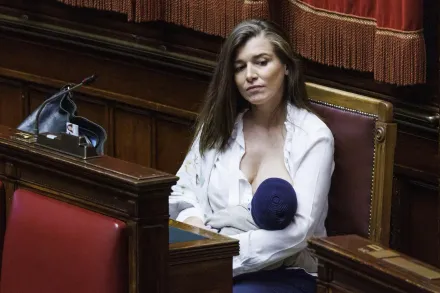 義大利女議員帶2月大兒子上班　議會上哺乳獲得如雷掌聲