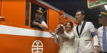 影/內藏洋蔥！香港作家包下「台鐵列車」補辦婚禮　鳴笛向離世爸爸致敬
