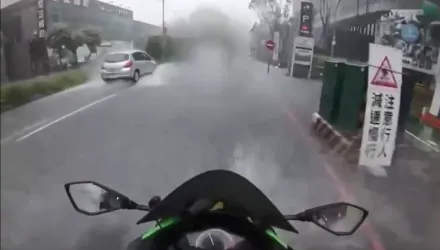影/中和大雨狂炸街頭現「水上摩托車」奇景　網友驚：是開車還是開船？