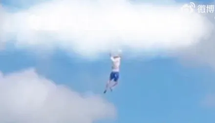 影/冒冷汗！男子放巨型風箏遭「拽飛上天」　空中滯留20秒…網驚：這是風箏放人？