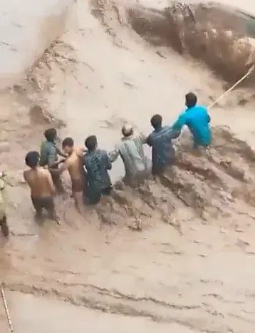 影/印度雨季暴雨狂炸釀洪災　開車女子受困大水之中...驚險救人畫面曝