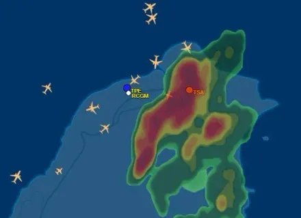 快訊/雷雨狂炸！松山機場一度暫停起降　航班轉降其他機場
