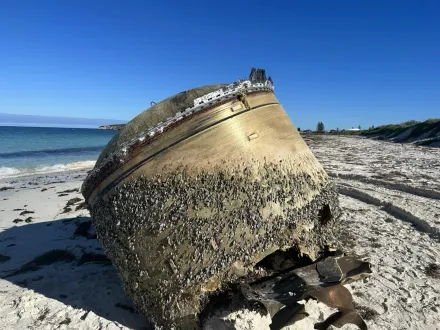 失蹤馬航出現了？海灘神祕物體引熱議！澳洲太空機構澄清：是外國火箭殘骸