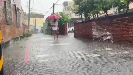 影/狂淹水片！屏東市午後大雨冠全台　公司行號慘遭「水攻」民眾無奈