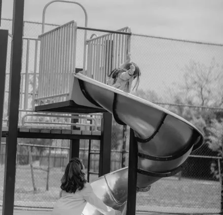 6歲女童「玩溜滑梯遭割頸」傷口達12公分　母怒斥公園失修宛如「死亡陷阱」