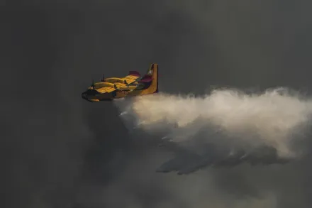 影/協助撲滅艾維亞島大火　希臘消防飛機不幸墜毀...2飛行員生死未卜