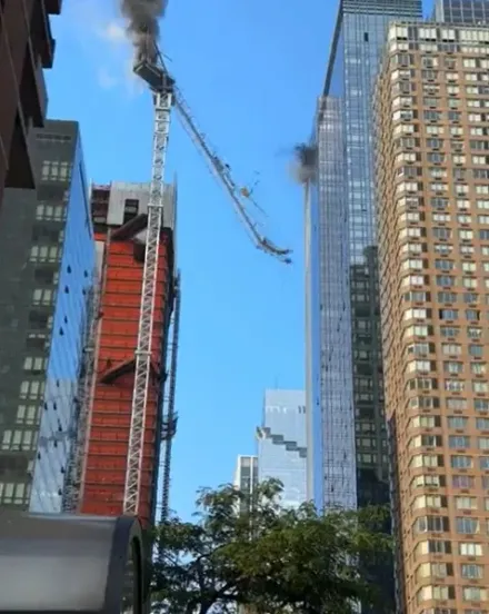 影/驚險畫面曝光！紐約起重機高空突起火　吊臂從45層樓高墜落釀12傷