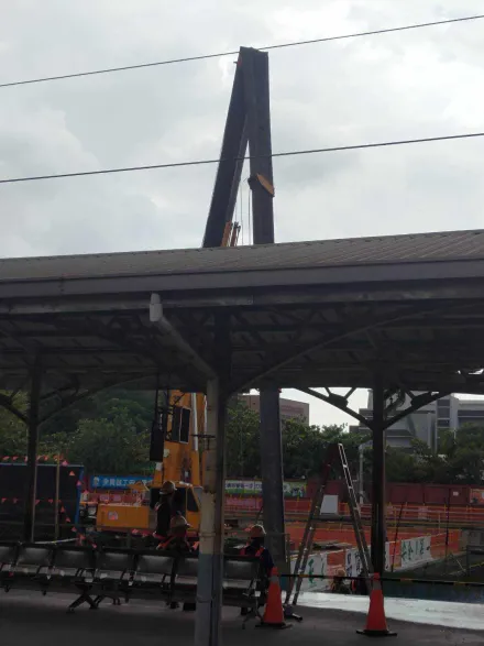 影/又出包！台南火車站旁施工吊臂斷「砸破月台雨棚」　鐵道局證實了