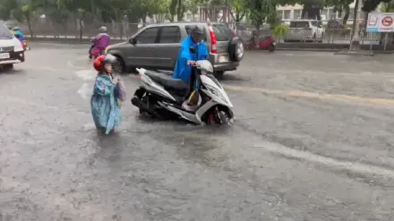 雨彈狂襲高雄「比颱風還嚴重」！　市民湧陳其邁臉書：請市長放豪雨假