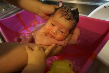 她幫寶寶洗澡癲癇突發作！媽媽15分鐘後醒來發現孩子已溺死