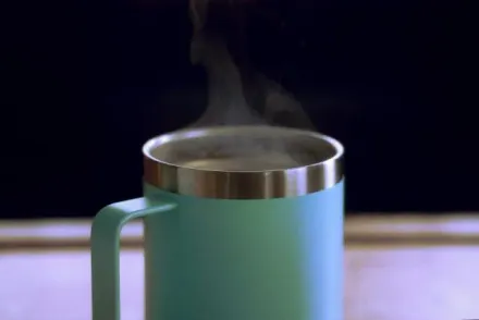 不鏽鋼保溫瓶「裝咖啡、茶」恐溶出重金屬？醫師解答了