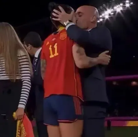 西班牙奪冠女足球員遭強吻！教練團成員請辭　足協主席遭停職
