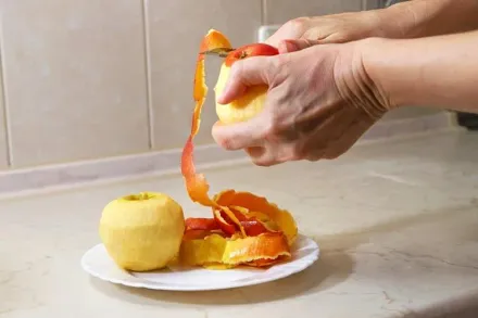 6種水果皮別丟掉！「意想不到」用途曝光　蘋果皮竟能輕鬆除焦黑鍋底