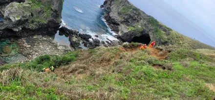 影/命大！蘭嶼男客青青草原拍照　墜40米深谷斷腿獲救