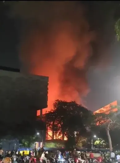 影/印尼國家博物館起火　大火狂燒2小時展覽館全毁
