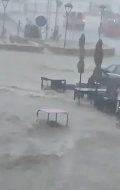 影/西班牙再遭惡劣天氣襲擊　街道被滾滾洪水淹沒桌椅全沖走