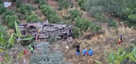 影/祕魯巴士行經安地斯山脈失控　翻覆150公尺深峽谷釀24死21傷