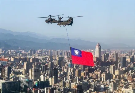 國慶半兵力預演　直升機懸巨幅國旗通過總統府上空