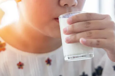 喝牛奶可「保護心臟」！美國研究：每天2杯心血管死亡風險降23％