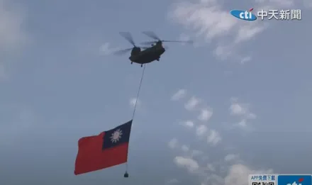 國慶全兵力預演　直升機懸巨幅國旗通過總統府上空