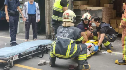 板橋男坐4樓屋簷、警要上樓勸阻　他墜落四肢斷裂