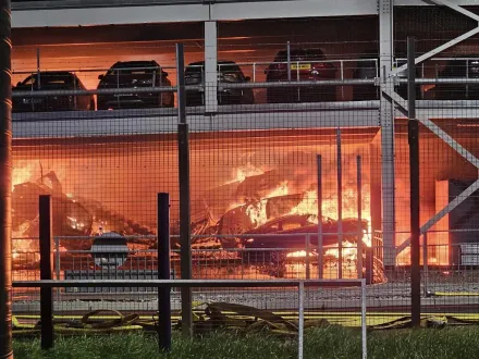 猛烈大火延燒12小時　英國機場停車大樓成廢墟...1500輛汽車付之一炬