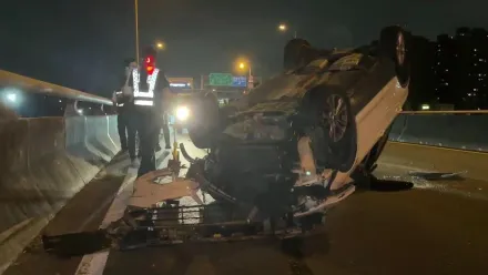 國10高雄翠華路匝道轎車撞毀翻覆　疑不熟路況自撞幸無傷