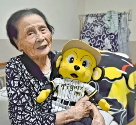 真骨灰粉！102歲阿嬤從創隊就瘋挺　喊話：沒看到阪神虎再次奪冠不能死