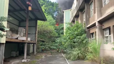 快訊/樹林鐵皮工廠頂加全面燃燒　警消射水圍攻搶救