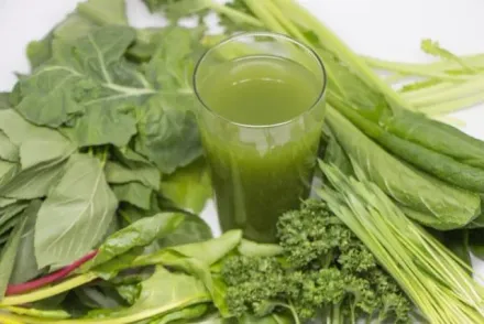 網傳「通便蔬菜汁」30分鐘保證有感！營養師示警：亂喝恐「腸阻塞」
