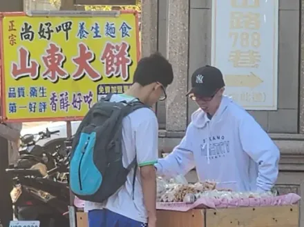 鄧佳華擺攤賣「山東大餅」！1天賺800　嗨喊：終於不用吃泡麵
