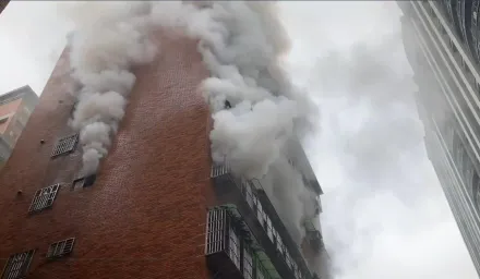 影/新北新莊華廈5樓失火！ 巨量濃煙吞噬天際線
