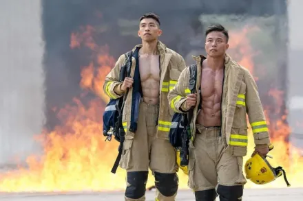 港消防處推「爆肌猛男」月曆　網友讚：「樣靚身材正」可以直接出道