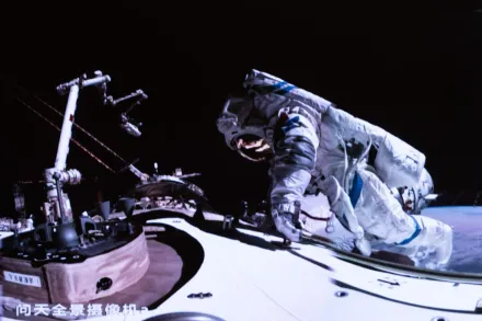 神舟十七號乘組完成首次「太空漫步」　34歲唐勝杰成陸出艙最年輕太空人