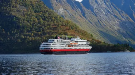 挪威郵輪北海遇難！強風大浪打破駕駛艙窗戶　導航系統失靈無法航行