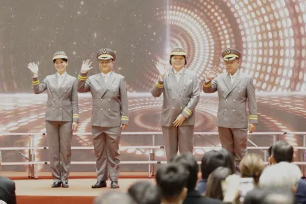 台鐵公司化新制服飄「北韓風」　東區營運處揭牌典禮「紅布條卡住」尷尬了