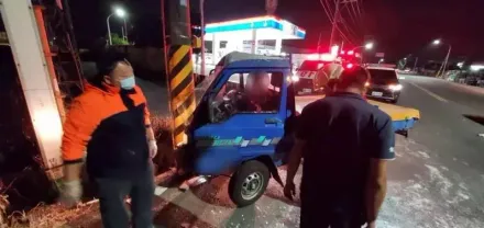 台南東山小貨車自撞電線桿「車頭凹陷卡住」！司機受困警消破車門急救出